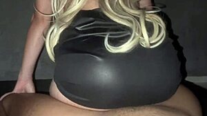 Родителите излязоха, накарах стесначката си да ми смуче и свърших в нея докато крещеше да не спирам