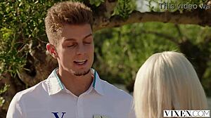 Christy, den nye pige hos Vixen, sniger sig til hemmelig hookup på hotellet