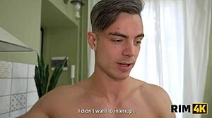 Ruski sostanovalci se potopijo v divjo kuhinjsko trosomsko zabavo