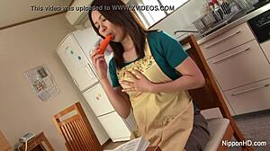 헤이, 이 일본 슬럿이 솔로 플레이로 야하게 놀아!