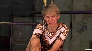 Gözleri bağlı Sky Heet'e mumlamadan sonra zindan oralı veriyor