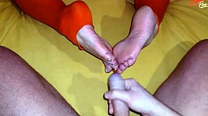 Styvmammas trasiga strumpbyxor tänder vild fotfetisch med styvson