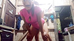 Llegue A Mi Casa Y Me Encontre A Un Ladron El Sucio Maleante Me Dijo Que Si Queria Conservar Las Joyas Tendria Que Darle Algo Muy Bueno A Cambio Porno Casero Con El Ladron De Mi Casa Sexo Real