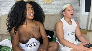 Minha vizinha safada perdeu no fut e teve que pagar aposta e ainda tirou a camisinha e sentou no pelo a safada