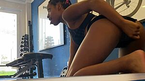 Exibicionista safada na academia