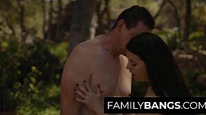 Abbie Maley y Pierce Paris follan a la prima en público