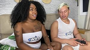 Minha vizinha safada perdeu no fut e teve que pagar aposta e ainda tirou a camisinha e sentou no pelo a safada