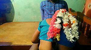 तमिल जैस्मिन फ्लावर आंटी आउटडोर फन में बिग बूब्स प्रेस करती है