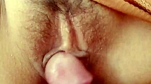 Заварвам заварената си сестра след училище да ми позволява да свърша на клитора й