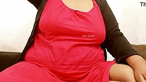 Desi Indian aunty flaunts big boobs, so hot! 🔥