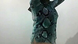 This hot mature latina is dancing so sexily! 💃
