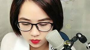 Йо, глянь на эту сексуальную кореянку в лайвстриме... горячо!