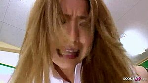 Fata asiatică curvy se lasă futută de profesorul bătrân în clasă