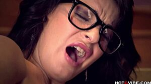 Velký prdel MILF stříká tvrdě v akci na veřejném schodišti!