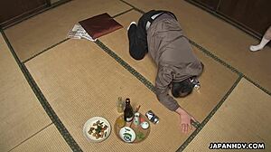 成熟棕发美女揉弄阴户，达到完美呻吟高潮