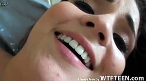 snygg mistress visar fitta i POV