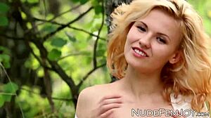 Täydellinen nainen kiusoittelee pilluaan kirjan lukemisen jälkeen sensuaalisessa ulkoiluleikissä puutarhassa