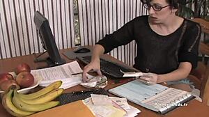 Alia janine avec ses gros seins naturels alia est une sp�cialiste de la branlette