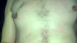 Porteiro Entra No Quarto Durante Trepa Dos Machos