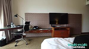 Tuktukpatrol翘臀泰国女孩在酒店给外国人特殊口交