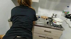 Aku nampak stepmom di dapur buat sarapan, tapi aku kena tebuk dia kuat dan pancut dalam!