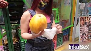 Katy sex hermosa venezolana vende su rica fruta y es sometida por peruano.