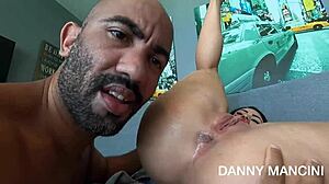 Dando cuzinho e buceta no hotel à beira-mar! 😜