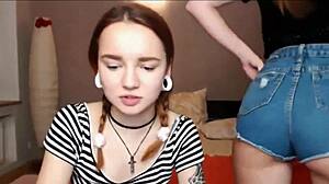 Я и моя лучшая подруга, эм, развлекаемся с игрушками... ой!