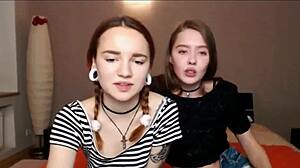 Я и моя лучшая подруга, эм, развлекаемся с игрушками... ой!