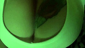 Mi esposa chupando y mostrando sus enormes tetas al cliente