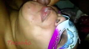 Puta leiteira levando gozada na cara