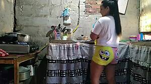 Mientras preparo el almuerzo en la casa llega la cachonda de paula a apretarme las nalgas y chuparme el culo mientras cocino