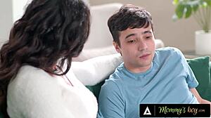 MILF attentionnée Penny Barber réconforte beau-fils avec câlin de gros seins.