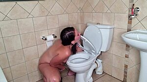 Kommer med klitorisgnidning medan du slickar toalett... total toalett hora fetish! 😳