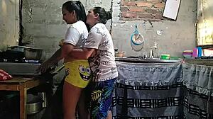 Mientras preparo el almuerzo en la casa llega la cachonda de paula a apretarme las nalgas y chuparme el culo mientras cocino