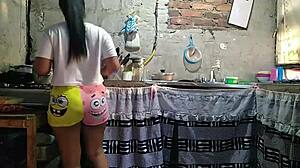 Mientras preparo el almuerzo en la casa llega la cachonda de paula a apretarme las nalgas y chuparme el culo mientras cocino