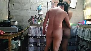 Mientras preparo el almuerzo en la casa llega la cachonda de paula a apretarme las nalgas y chuparme el culo mientras cocino