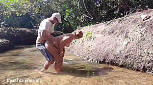 o caseiro do sítio me pegou tomando banho no rio e lambeu minha buceta