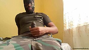 Militærmann krever blowjob med skitten snakk