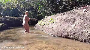 o caseiro do sítio me pegou tomando banho no rio e lambeu minha buceta