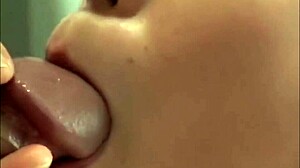 日本熟女在蒸汽淋浴幻想中诱惑年轻男孩