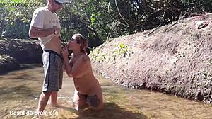 o caseiro do sítio me pegou tomando banho no rio e lambeu minha buceta