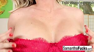 Blonde bombshell fingers her wet pussy 😍