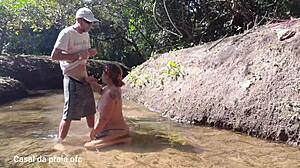 o caseiro do sítio me pegou tomando banho no rio e lambeu minha buceta