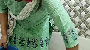 Intialainen äitipuoli riehuu poikapuolen kanssa kylpyhuoneessa