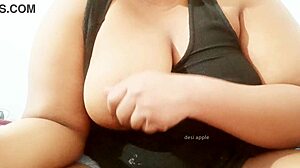 I love seeing this Sri Lankan lady's natural boobs.