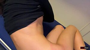 Veřejná krasavice šuká ve vlaku za rychlé prachy