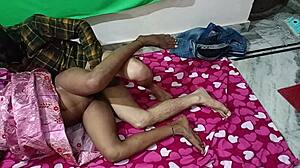 हमारे बेडरूम में मेरी सेक्सी इंडियन वाइफ के साथ बहुत गर्म महसूस हो रहा है।