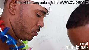 Trije črni fanti v hardcore orgiji v kopalnici