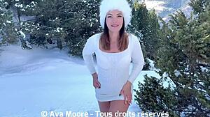 Je jouis avec un gros sextoy dans le cul en exterieur dans la neige